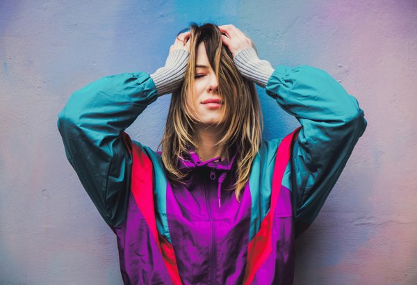 Quelles astuces pour porter un chapeau cloche vintage avec une tenue moderne?