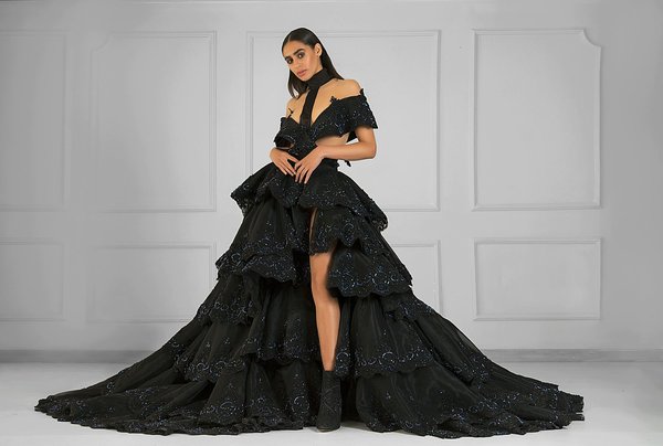 Comment agrémenter une petite robe noire avec des accessoires pour un vernissage?