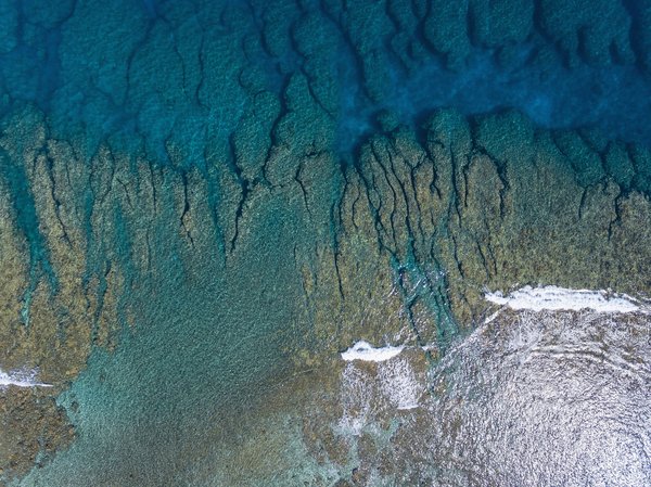 Comment choisir la robe de plage parfaite qui passe du sable au restaurant avec élégance?